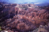 Das 145 km2 grosse Gebiet wurde 1928 zum National Park erklärt. Der Park gilt weltweit als die Region mit den meisten „Hoodoos“ auf engstem Raum. Man wird nicht müde in das Felsgewirr hinein zu schauen und stets neue Bilder und Einzelheiten zu entdecken.