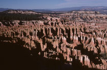 Und dann erreichten wir den 145 km² grossen, etwa 80 km vom Zion-Nationalpark entfernten Bryce Canyon National Park (s. auch Galerie USA III). Er wurde im Jahre 1928 gegründet, um die farbigen Felspyramiden zu schützen.