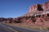 Vom Beginn der Besiedlung Fruitas bis zum Bau des Hwy 24 (hier im Bild) blieb der Weg über die Waterpocket Fold durch die Capitol Gorge nach Notom die einzige Verbindung zur Außenwelt. Schon die Indianer der alten Fremont Kultur hatten diesen Weg.benutzt.