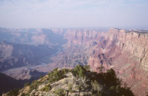 Der Grand Canyon in Arizona, eine riesige 446 km lange Schlucht, durchschnittlich 16 km breit und 1,6 km tief. Im Jahre 1992 besuchte ich ihn das dritte Mal (s. auch Galerien USA II und USA III).