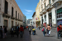 Strasse in der Nähe der San Francisco Kirche. Auffallend die vielen – farbigen – Häuser in spanischem Kolonialstil und die Sauberkeit.