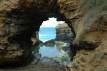 The Grotto ist ein Durchbruch im Gestein an der Great Ocean Road bei Port Campbell. Ihre Entstehung verdankt sie natürlichen Ursachen: Der Erosion, insbesondere dem Druck der Wellenbewegung bei Ebbe und Flut (Tidenhub).