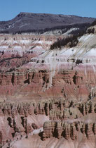 Aufgrund der Lage im Hochgebirge auf 3150 m ist das Cedar Breaks National Monument nur zwischen Juni und September/Oktober für Besucher geöffnet. Die einzige Strasse verläuft entlang der Kante des Plateaus, an ihr liegen mehrere Aussichtspunkte.