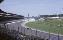 Der Indianapolis Motor Speedway war 1909 die erste speziell für Autorennen gebaute Rennstrecke der USA. Im Rennen werden die 500 Meilen (804,672 km) in 200 Runden à 4,023 km zurückgelegt. (Die Formel-1-Strecke innerhalb des Ovals existierte noch nicht).