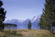 Im Sommer 1964 fand ich einen Job in der Grand Teton Lodge im Grand Teton National Park (Wyoming). Er hat seinen Namen von der Teton-Bergkette, die sich in Nord/Süd-Richtung durch den Park zieht. Die höchste Erhebung, der Grand Teton, ist 4198 m hoch.