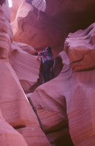 Der Antelope Canyon befindet sich innerhalb der Navajo Nation Reservation. Daher wird zusätzlich zum – relativ hohen - Eintrittspreis eine Gebühr für das Betreten des Reservats erhoben. Der Lower Canyon wird über einen kurzen Fussweg erreicht.