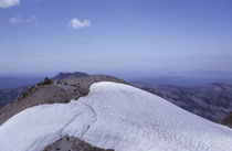 Die Schneefelder boten sowohl beim Auf- wie auch beim Abstieg willkommene Kühlung. Der Mt. Lassen, der nach Indianerlegenden „voll Feuer und Wasser ist und sich eines Tages selbst zerreisst,“ wird seit 1917 von der US-Geologie-Behörde ständig überwacht.