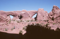 Die Steinbögen („arches“), entstehen durch Erosion und Verwitterung ständig neu und vergehen auch wieder. Der Park wird durch eine Stichstrasse erschlossen, von der Abzweigungen zu mehreren herausragenden Sehenswürdigkeiten führen.