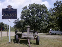 Dieser erste „Ölboom“ in Pennsylvania führte rasch zur Gründung von grösseren Siedlungen, wie hier von Pitthole, im Jahre 1865. Von dieser damals lebendigen Stadt mit 15’000 Einwohnern, zeugen heute nur noch eine Erinnerungstafel und ein paar Mauerreste.