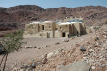 Die Fenyan Eco Lodge im Wadi Dana, am Eingang zum rund 300 qkm grossen Nationalpark.. Der Strom stammt hier aus einer Solaranlage. In der Nacht werden die Räumlichkeiten mit Kerzen beleuchtet. Lebensmittel stammen von Bauern der Umgebung.