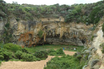 Der Loch Ard Gorge  ist eine Schlucht im Port-Campbell-Nationalpark. Hier konnten sich 1878 zwei von 54 Personen eines vor der Küste gesunkenen Schiffes an Land retten. Direkt hinter der Bucht gibt es noch riesige Kalkstein- & Tropfsteinhöhlen.