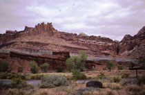 Der Capitol-Reef-Nationalpark in Utah wurde 1971 eingerichtet, nachdem er bereits 1937 zum National Monument ernannt worden war. Der Name stammt von einem Gebiet in der Nähe des Fremont River, das die ersten Pioniere an ein Riff erinnerte.