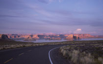 Der quasi in eine Wüstenlandschaft hinein konstruierte Stausee ist je nach Lichtverhältnissen von irrealer Schönheit. 1972 wurde die „Glen Canyon National Recreation Area“ eingerichtet, welche jährlich von mehr als 3 Millionen Besuchern genutzt wird.