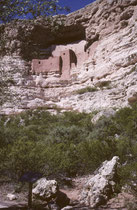 Die Ruinen von Palatki (Hopi: „Rotes Haus“) in der Nähe von Sedona. Diese Felsbehausungen wurden um 1150 n. Chr. vom Volk der Sinagua erbaut und um ca. 1400 n. Chr. in kurzer Zeit aus bisher unbekannten Gründen verlassen.