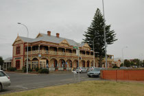 In Victor Harbor übernachteten wir – einem Tipp aus Lonely Planet folgend - im pittoresken „Hotel Anchorage“