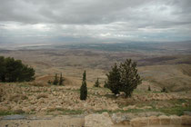 Vom Mount Nebo (880 m ü. M.) soll Moses in das gelobte Land hinab geschaut haben, bevor er starb, ohne es selbst betreten zu haben. Moses soll auch auf dem Berg Nebo begraben worden sein. Man sieht das Jordantal, das Tote Meer und die Hügel von Jerusalem.