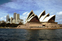 Und noch ein anderes Gebäude sieht man perfekt vom botanischen Garten aus, das Sydney Opera House aus dem Jahre 1973, eines der markantesten und berühmtesten Gebäude des 20. Jahrhunderts, das Wahrzeichen von Sydney und ein UNESCO Welterbe.