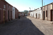 San Pedro de Atacama, Caracotes. Morgens sieht diese Hauptstrasse von San Pedro de Atacama menschenleer und verlassen aus. Am Abend verwandeln sich die Häuser in Bars, Restaurants, Geschäfte usw. und die Strasse ist voller Leben.