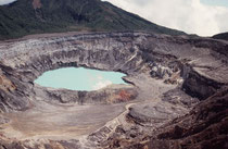 Der 300 Meter tiefe Hauptkrater des Vulkans Poas mit seinem giftigen, grünlichen, blubbernden Kratersee.