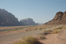 „Unermesslich vom Echo widerhallend und göttlich“ - so charakterisierte Lawrence von Arabien die grösste und eindrucksvollste Wüstenlandschaft Jordaniens, das Wadi Rum. 1962 wurde hier auch der legendäre Historienfilm „Lawrence of Arabia“ gedreht.