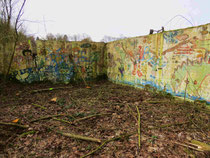 Brandruine des antiken Spielhauses am Weiher - vom Wildwuchs befreit