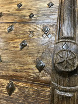 Batue de porte traditionnelle sculptée, renovation hb-menuisier.com