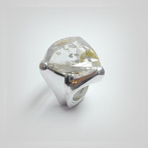 Ring in Silber mit seltenem Quarz. Seine runden Rutile leuchten in metallischen Farben.
