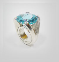 Ring in Silber mit großem leuchtendem Blautopas.