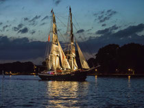 Hanse Sail Rostock " 2014 Hanse Sail буквально — «Ганзейские паруса». Местом встречи судов всевозможного вида со всего мира является немецкий портовый город Росток, где фестиваль был учрежден в 1991 году. Ежегодно «Ганзейскую регату» посещает около милли