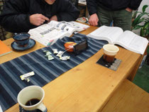 なにやら熱心に検討中・・・。火鉢が、、、とか、囲炉裏が、、、とか。