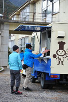 給食みたいで楽しい♪　一人ずつ　スープとランチをもらって・・・・