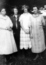 Bertha Mundahl with Amanda, Clara and Anna