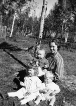 Gladys with Grace, Joyce and Dale