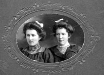 Anna and Amanda Mundahl 