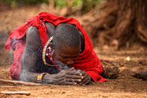 Masai beim Feuer machen, Foto Bert Harzer