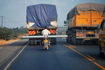 Materialtransport auf Kenianisch Foto Bert Harzer