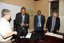 Besuch beim Gouverneur der Provinz Taita Taveda, Bernd Franke, John Mtuuta Mruttu, Prof Hamdi Iddi Boga, Prof. Volkmar Kreissig (v.l.n.r.), Foto Dirk Wieland