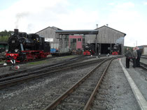 Lok 20 der MBB, welche am Folgetag ihr "Roll-Out" hat, 99 794 und 99 773 vor der Oberwiesenthaler Abstellhalle.