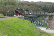 Einfahrt eines Zugs mit 99 785 in Oberwiesenthal.