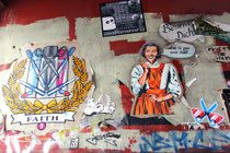 Paste Up-Sammlung in einer Toreinfahrt im Schanzenviertel