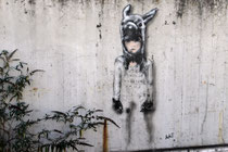 Stencil von L.E.T. in der Oberbilker Alle, ehem. TOOM-Baumarkt
