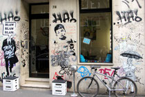 Die Fassade des Friseursalons im Belgischen Viertel hat sich zu einem wahren Gesamtkunstwerk aus Paste-Ups, Stencils und kleinen Tags entwickelt