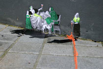 Pablo Delgado, der von diesen Miniatur-Paste Ups 20 in der Innenstadt hinterlassen hat, von denen nur noch wenige erhalten sind