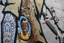 Auch dies ist Streetart! Weltweit findet man die verknoteten Schuhe über Leitungen geworfen, das hat seinen Ursprung auch in den USA. Über die genauen Gründe dieser Streetart-Form wird spekuliert, keiner weiß es genau.