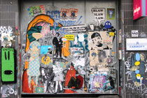 Dieses Tor im Belgischen Viertel ist ein Gesamtkunstwerk, da viele Streetart-Größen ihre Paste Ups und Sticker dort hinterlassen haben. El Bocho, Aesop, Joiny, Alias, TUK, Van Ray, Emess, Robi the Dog, Rude, kurznachzehn und viele mehr