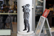 kurznachzehn, eine kölner Künstlerin, die alte schwarz-weiße Familienfotos als Paste Ups an die Wände bringt