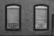 Werbefenster eines früheren Geschäfts in Landau
