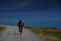 Radfahrer auf der Straße615 beim Latrabjarg-Hotel