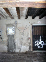 dieselbe Wand 2011 mit erneuertem Spraybild (Standort: Sotoportego della Pasina Nr.1123)