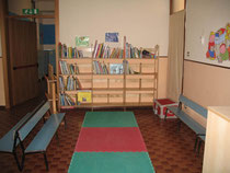 Angolo biblioteca nel salone Scuola dell'Infanzia